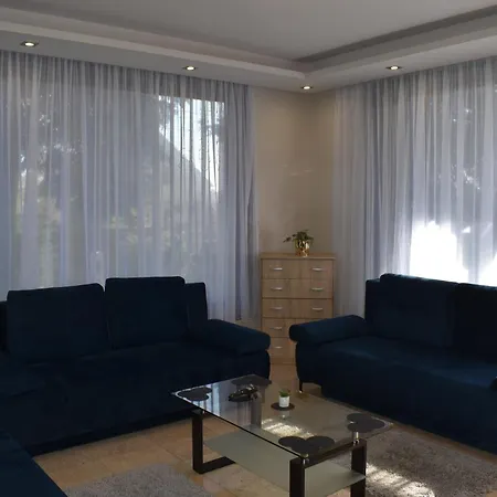 Partyhaz Villa *